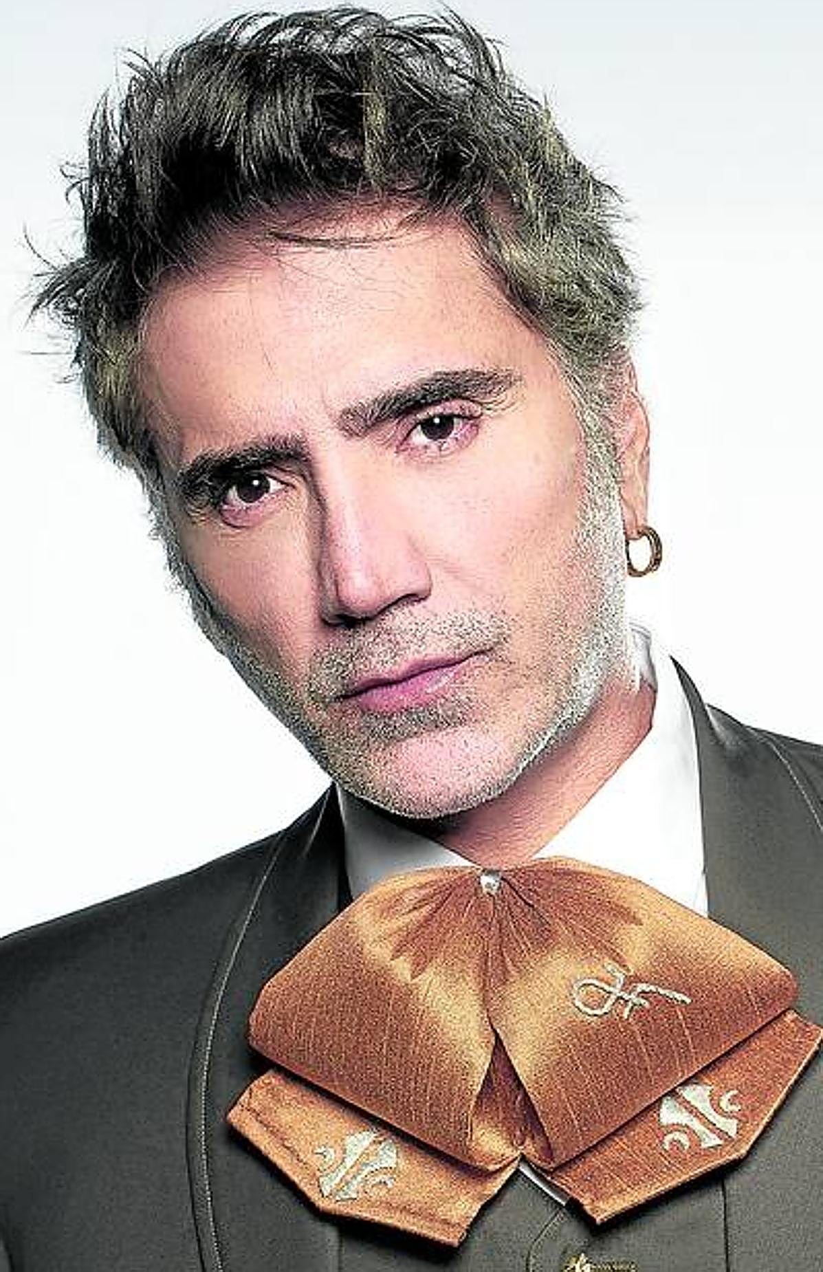 'El Potrillo' llega acompañado por su mariachi de más de 20 músicos.