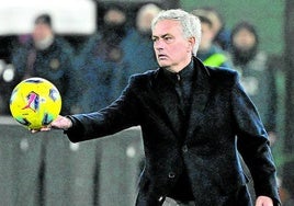 Mourinho devuelve un balón durante un partido.