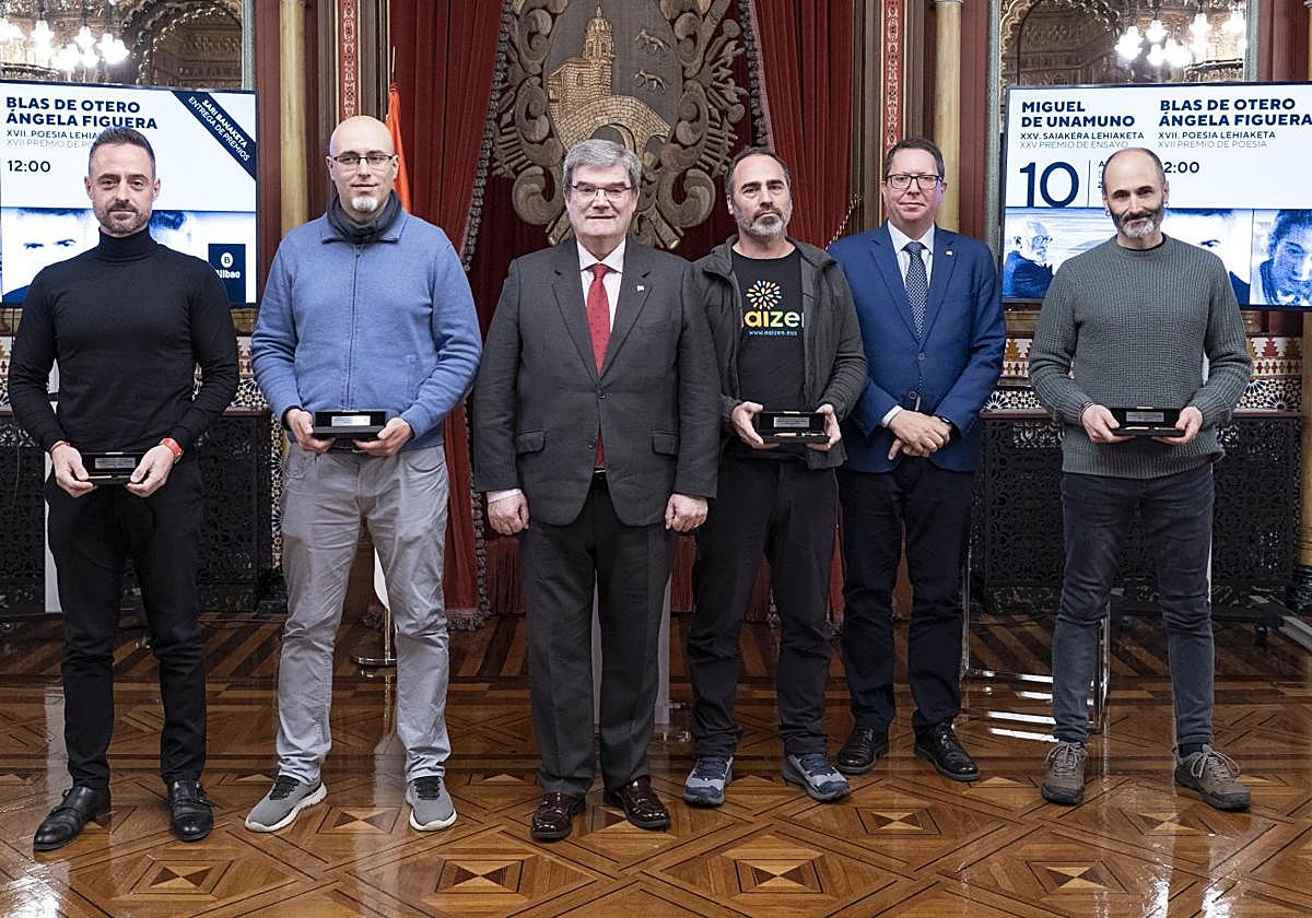 Los ganadores de esta edición, junto al alcalde y al concejal de Cultura.