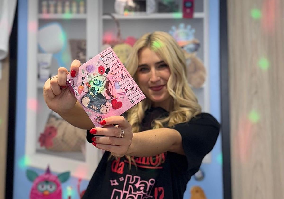 La artista Kai Nakai, en su stand de la Azoka de Durango.