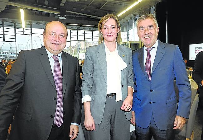 Andoni Ortuzar, María Ubarretxena e Iñaki Arechabaleta.