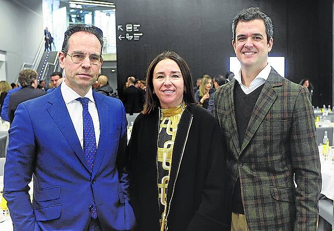 Gerva Vallejo, Nuria Lekue y Jon Lekue.