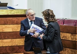 El diputado general de Álava, Ramiro González, con Eva López de Arroyabe, de Bildu.