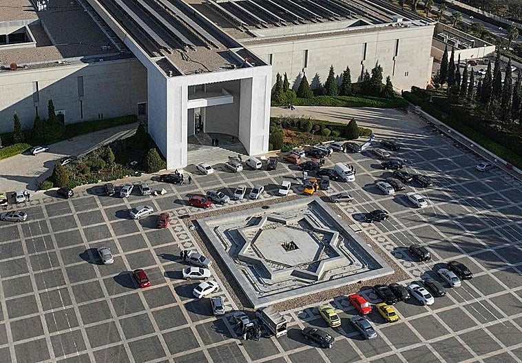 Visto el palacio presidencial con varios coches aparcados en el lugar.