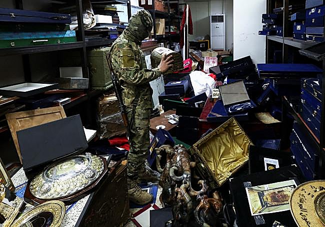 Un rebelde registra una cámara llena de objetos de valor.