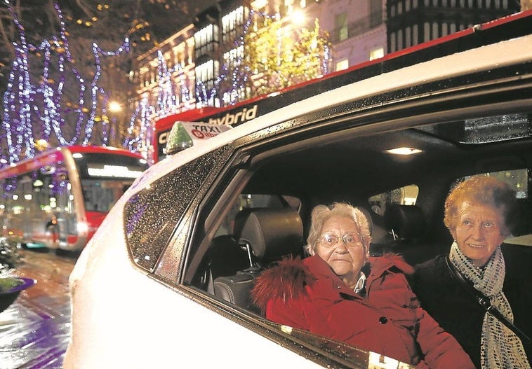 Magdalena y Esther, dos usuarias que han participado en el recorrido para ver las luces de Navidad.