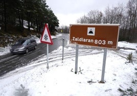 La nieve sigue presente en los puertos de Álava, donde se recomienda circular con precaución.