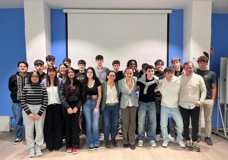 Los estudiantes junto a alcaldesa de Getxo, Amaia Agirre, en el centro de la imagen.