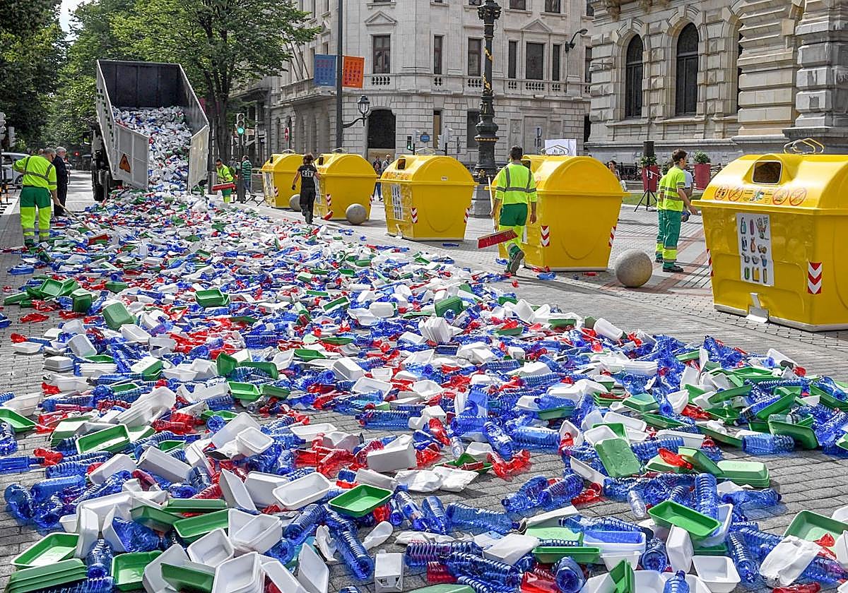 Una llamativa acción de concienciación para el reciclaje ante el Palaci foral.