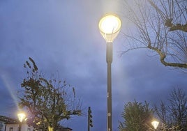 Ejemplo de los nuevos puntos de luz, más sostenible y de menor consumo, que han comenzado a instalar en el parque Lamera de Bermeo.