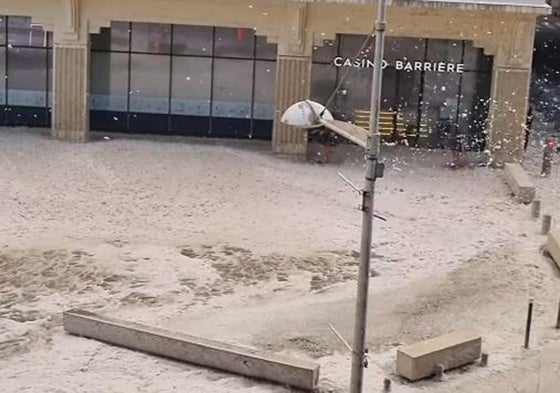 Impresionantes imágenes del paseo marítimo de Biarritz cubierto de un manto de espuma