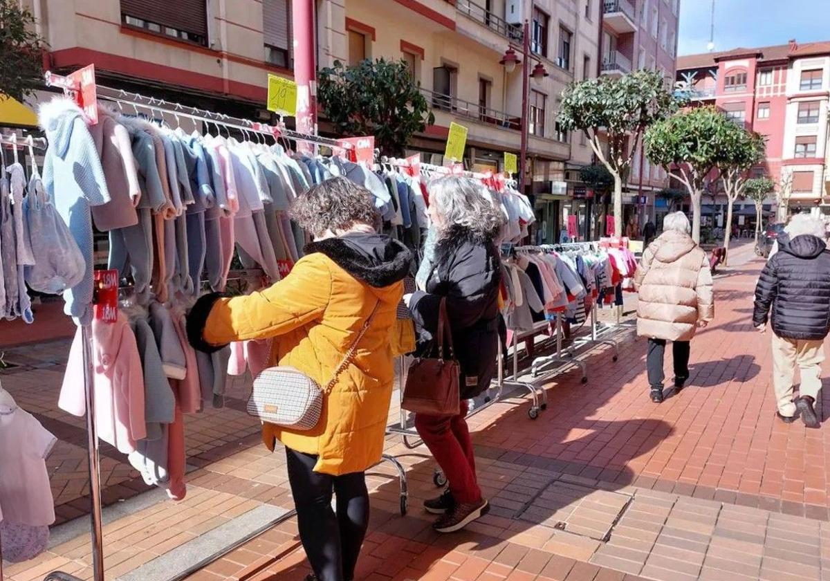 Vecinas de Barakaldo observando ropa en otra campaña comercial.