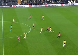 El suplicio del jugador del Fenerbahçe tras fallar en un gol: pitos en cada balón que toca