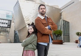 La pequeña Maia Zaitegi y Paco León en el Guggenheim, edificio que tiene gran protagonismo en 'Sin instrucciones'.