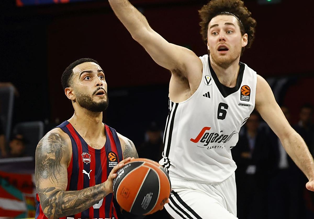 Howard se prepara para lanzar a canasta ante la presión de un Pajola que se esfuerza por taponar el tiro.