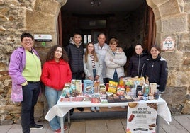 Los alumnos del colegio San Antonio Ikastetxea, con el mercadillo de comercio justo.