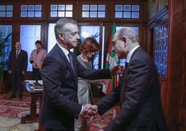 El lehendakari saluda a Jon Darpón el día del relevo en la consejería de Salud.