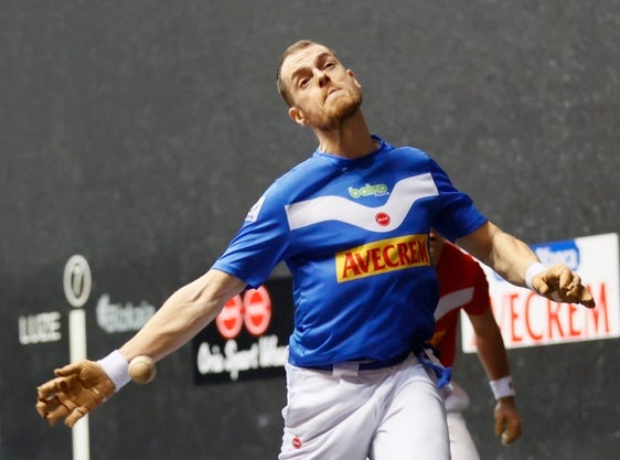 Laso golpea una pelota con la derecha en el anterior partido en el Bizkaia.
