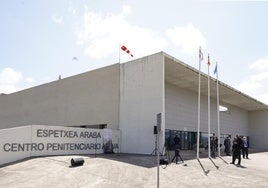 Acceso principal al centro penitenciario de Zaballa, a 15 kilómetros de Vitoria.