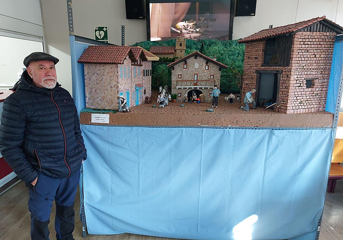 Luis Ibañez posa con unos de sus belenes en Durango.