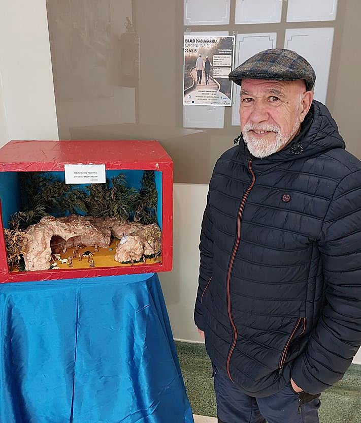 Imagen secundaria 2 - Luis Ibáñez lleva la Navidad a los escaparates de Durango con una decena de belenes