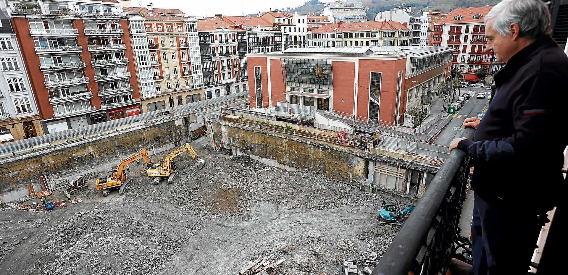 Los restos del parking del Ensanche reposan en el fondo del hueco que ha dejado su demolición y serán retirados la próxima semana.