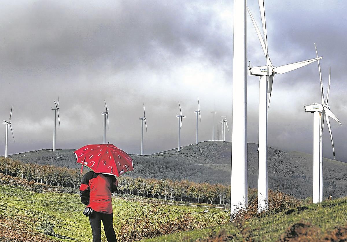 El parque eólico instalado en la cima del monte Oiz, uno de los dos proyectos que funcionan actualmente en Bizkaia junto al del Puerto de Bilbao.