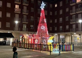 Los adornos llenan de luz y color las calles de la localidad minera.