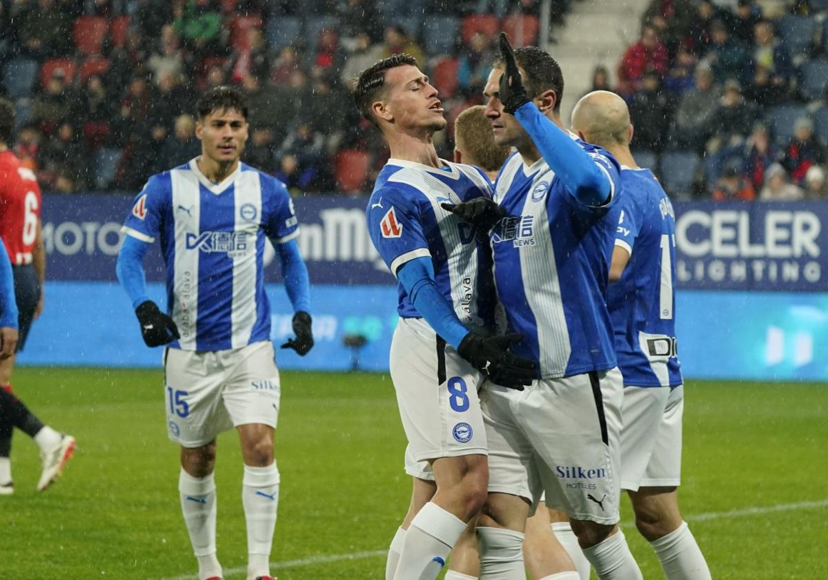 Los compañeros felicitan a Kike García tras uno de sus goles en El Sadar.