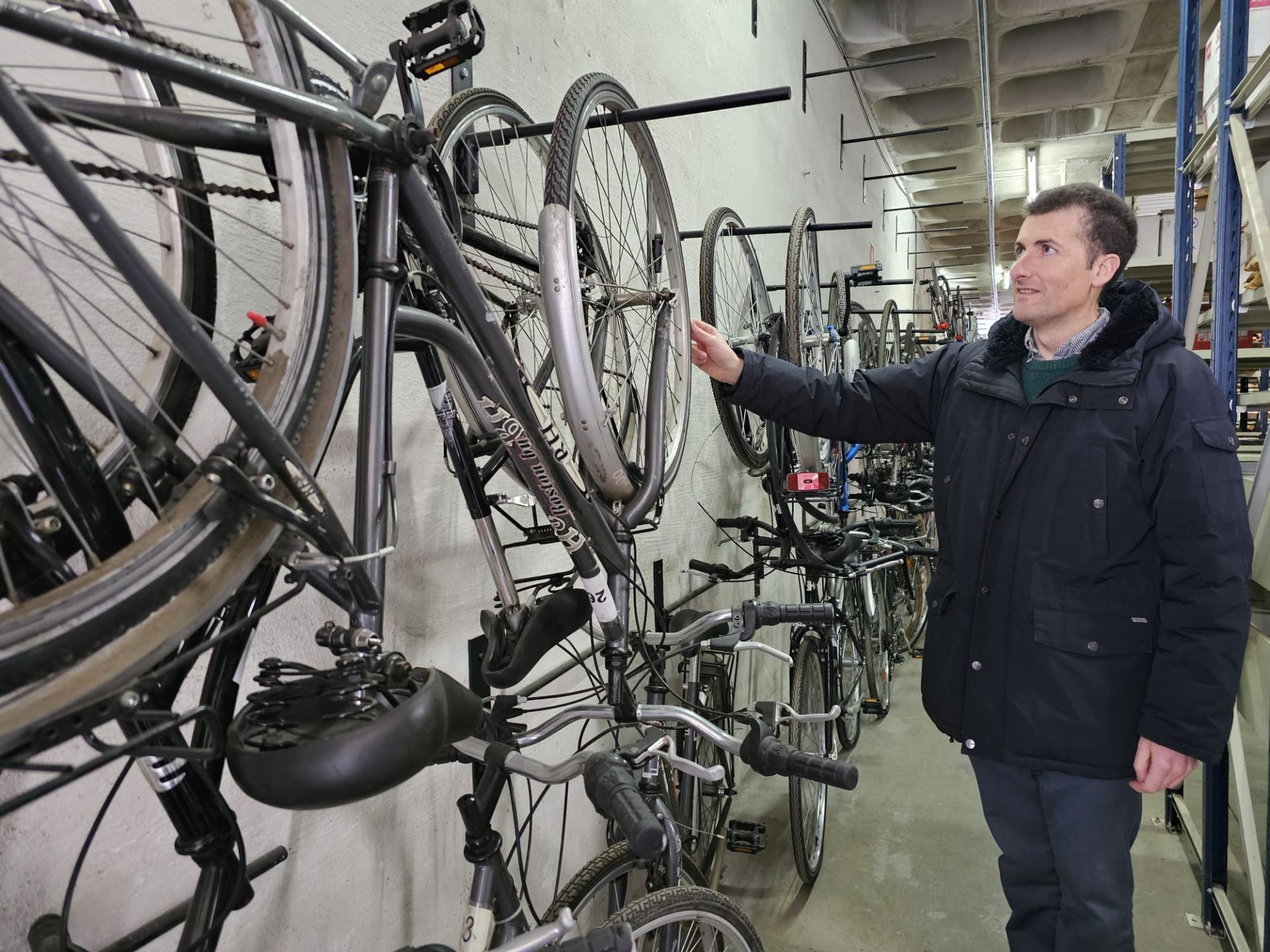 El concejal Gorka Zubiaurre muestra las bicicletas que estaban almacenadas y que se enviarán ahora a Valencia.