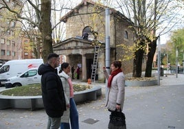 Vecinos charlan junto a la ermita, donde ya se realizan trabajos de mantenimiento y limpieza.