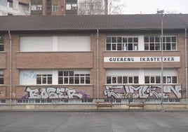 El exterior del colegio está lleno de pintadas que tienen más de 15 años.