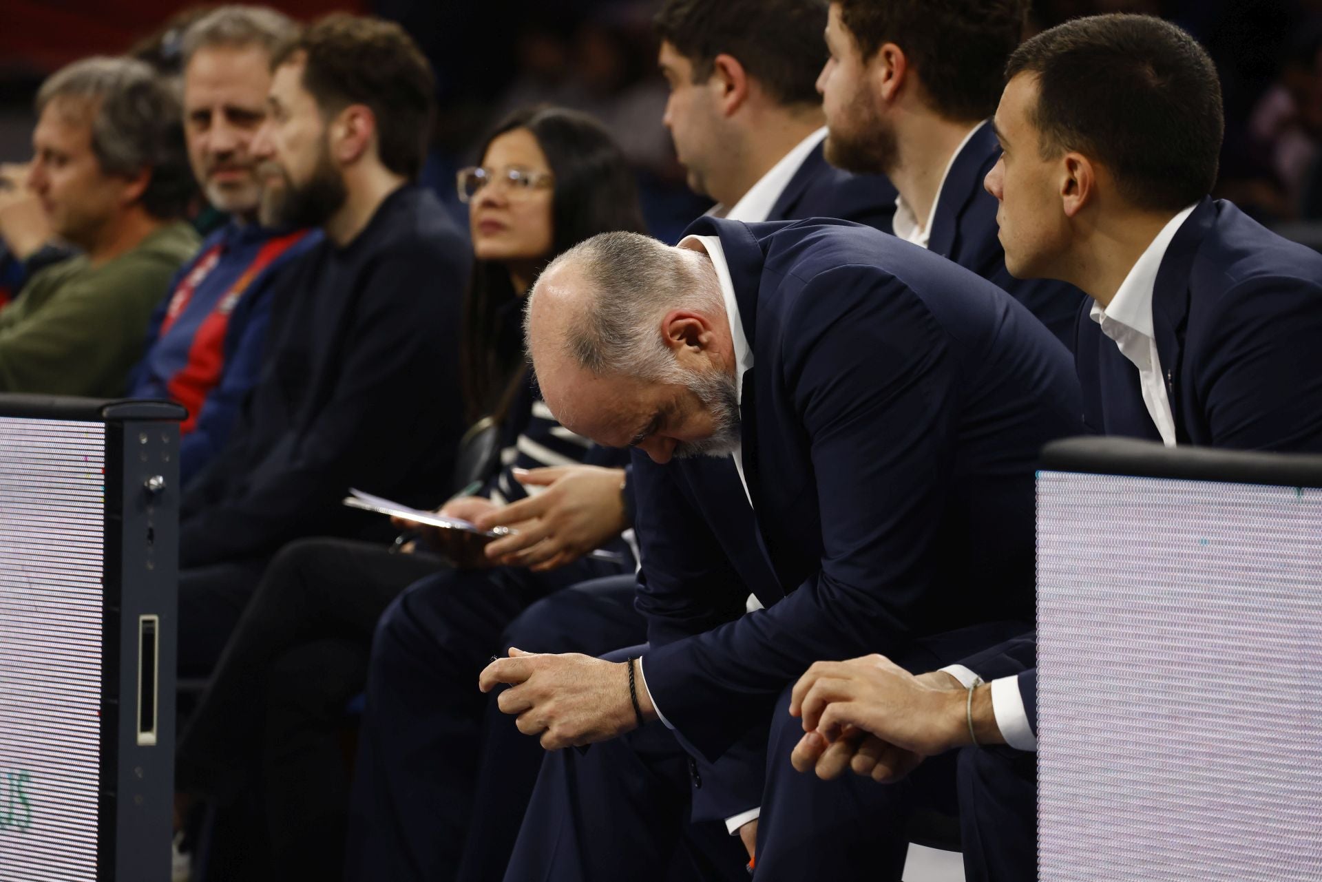 Pablo Laso cabizbajo en el banquillo del Buesa Arena.