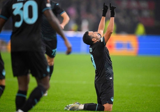 Pedro celebra su gol con la Lazio al Ajax.