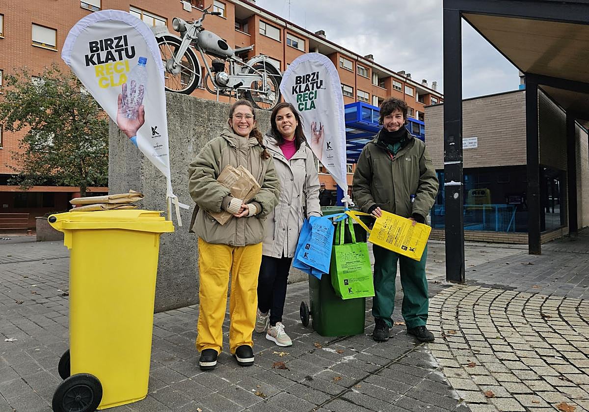 La concejala Alba Delgado junto a los miembros de la brigada en Lutxana.