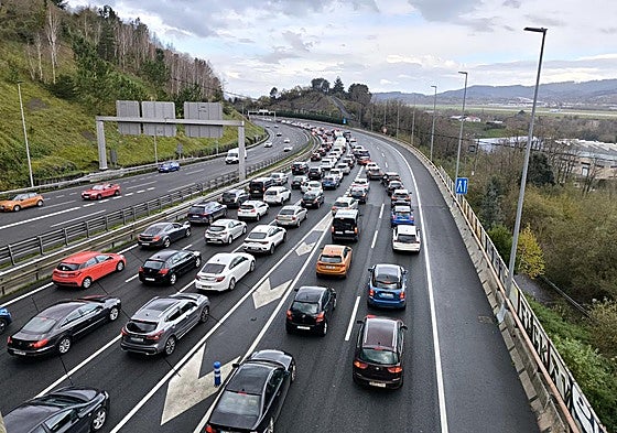 Dos kilómetros de retenciones en la A8 en Max Center por un choque entre dos vehículos