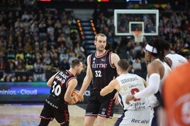 Dragic, con el balón, e Hlinason, en un ataque contra el Baskonia en Miribilla la pasada jornada.