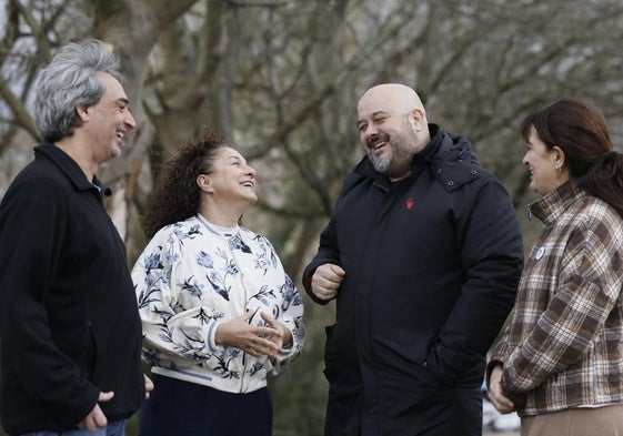 Richar Vaquero, el tercero por la izquierda, este sábado junto a compañeros de su plancha en San Sebastián.