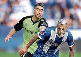 Stoichkov persigue un balón en un partido ante el Espanyol.