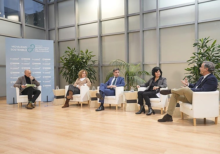 Andrés Fernández, Susana García Chueca, Jon Nogales, Susana Alarcón e Iñigo Bilbao en el coloquio desarrollado en el Palacio Europa de Vitoria.