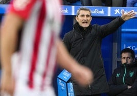 Ernesto Valverde con el gesto contrariado, ante la presencia de Nico Williams.