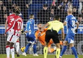 Acción en la que Unai Simón no acierta a despejar y posibilita el gol del Alavés.