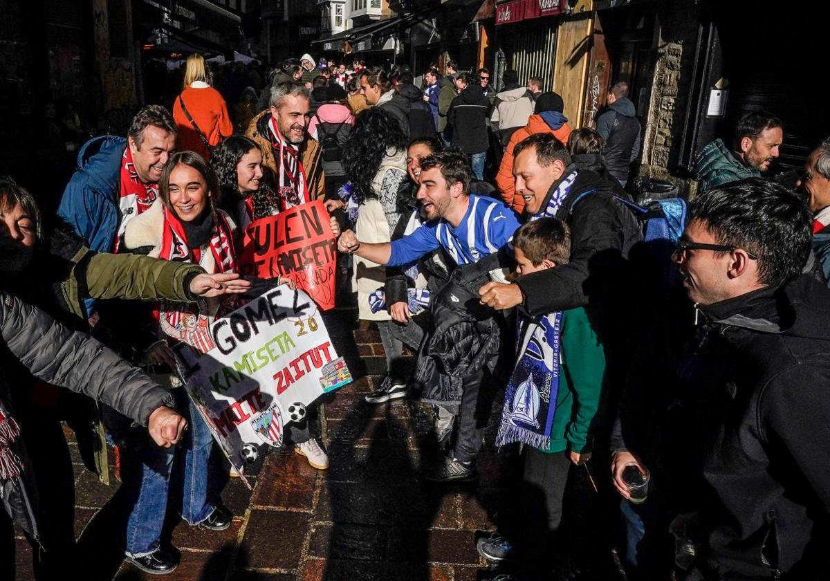 Las aficiones del Alavés y el Athletic dan color a Vitoria: «Esto es una fiesta»