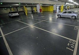 Plazas vacías en el interior del parking del Iradier Arena.