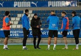 Coudet da instrucciones a sus jugadores durante su primer entrenamiento al frente del Alavés.