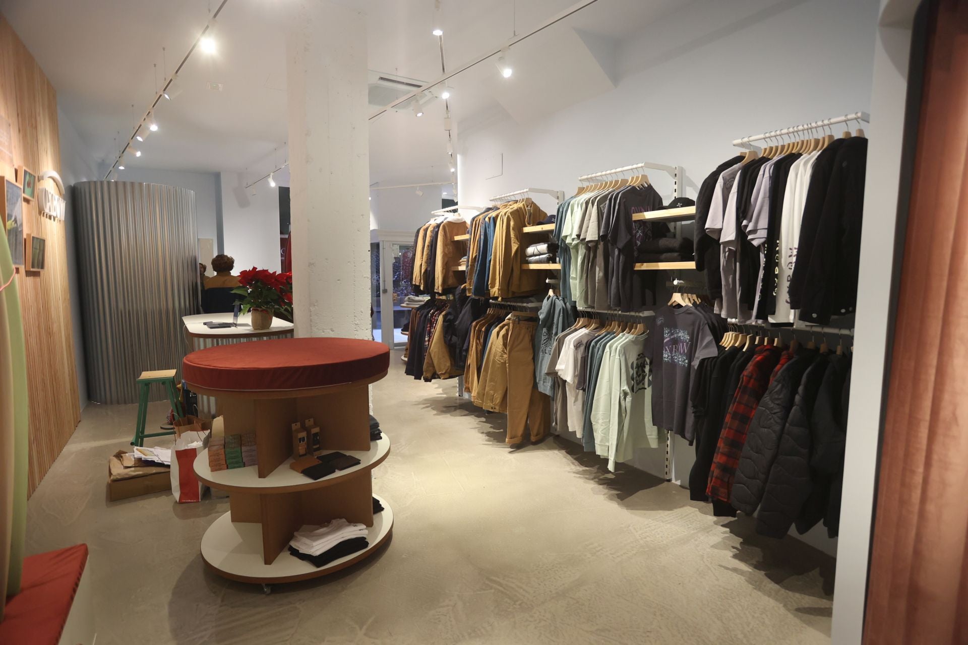 El surfista Kepa Acero abre tienda en Bilbao: mucha moda surfera y sus consejos para elegir la mejor tabla