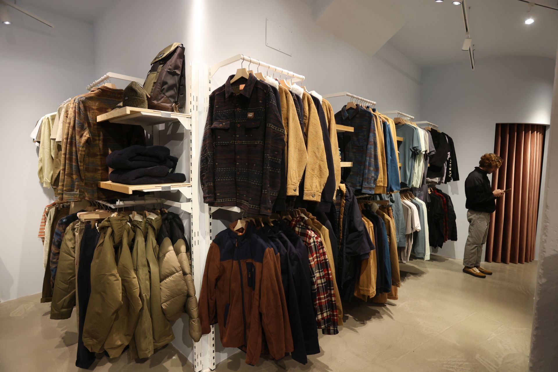 El surfista Kepa Acero abre tienda en Bilbao: mucha moda surfera y sus consejos para elegir la mejor tabla