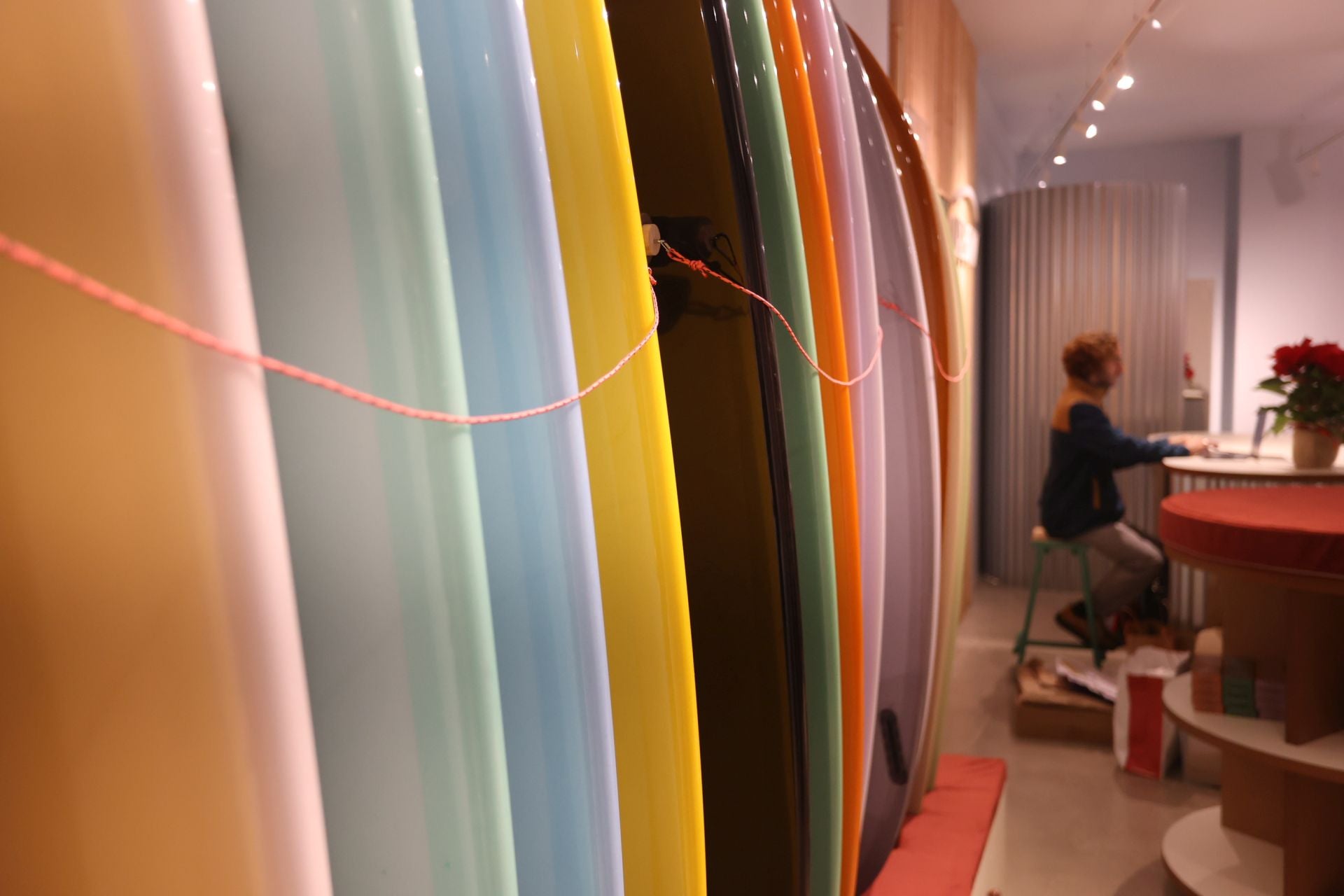 El surfista Kepa Acero abre tienda en Bilbao: mucha moda surfera y sus consejos para elegir la mejor tabla