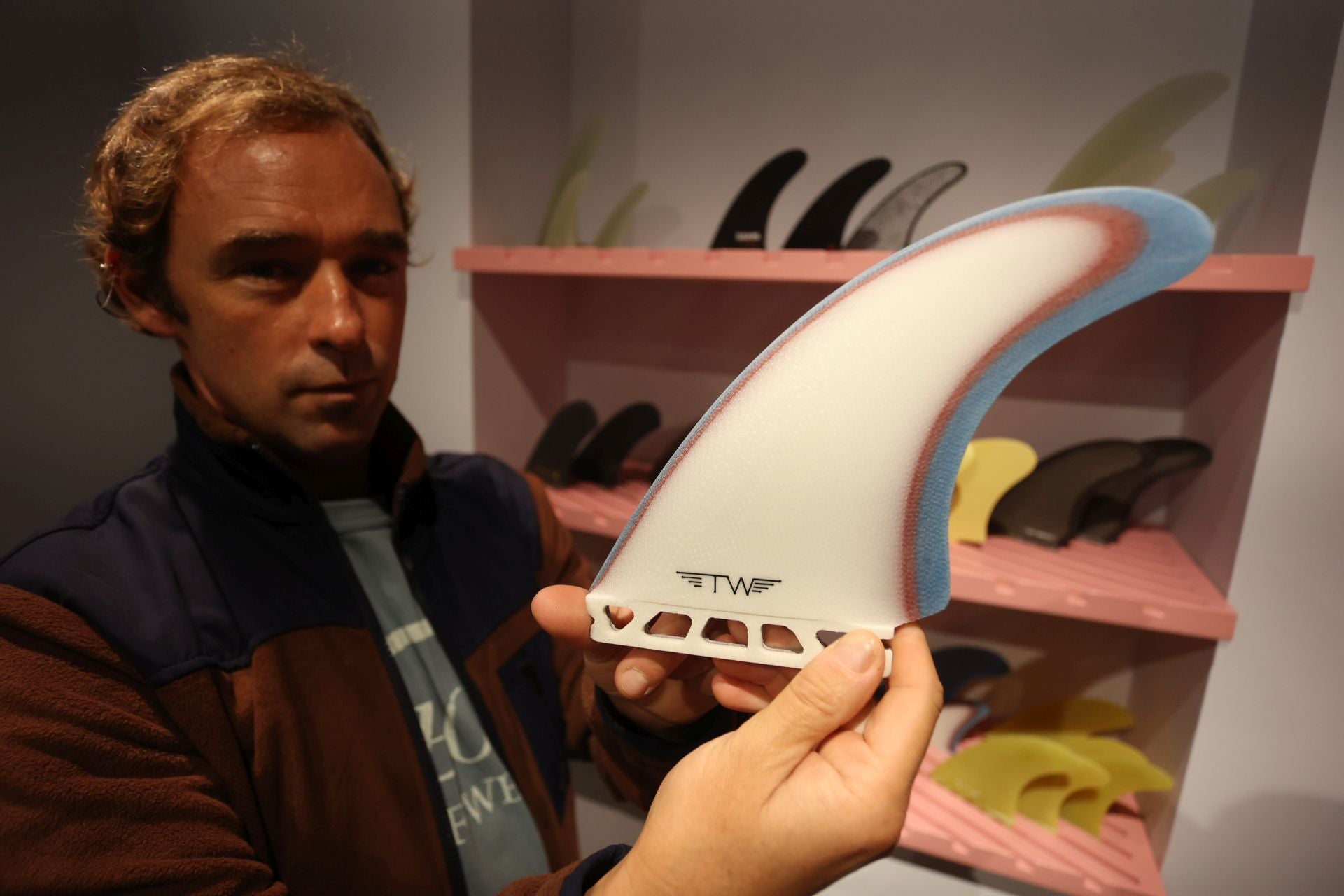 El surfista Kepa Acero abre tienda en Bilbao: mucha moda surfera y sus consejos para elegir la mejor tabla