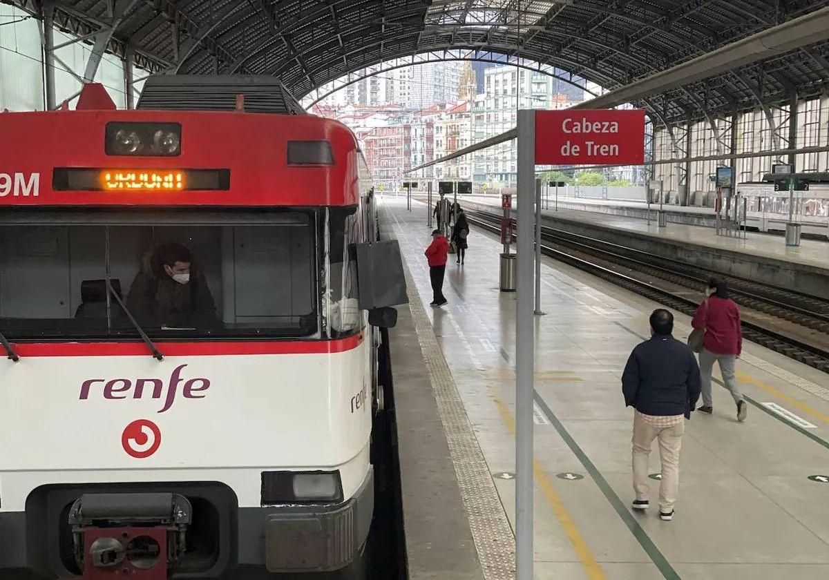 Viajeros cogen el tren dirección Orduña en la estación de Abando